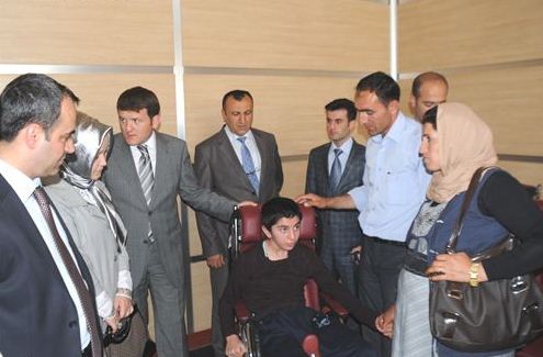 Tekerlekli sandalye dağıtımı için Cizre Selahattin Cizrelioğlu Devlet Hastanesi'nde tören düzenlendi. Tekerlekli sandalye dağıtımı için Cizre Selahattin Cizrelioğlu Devlet Hastanesi'nde tören düzenlendi.